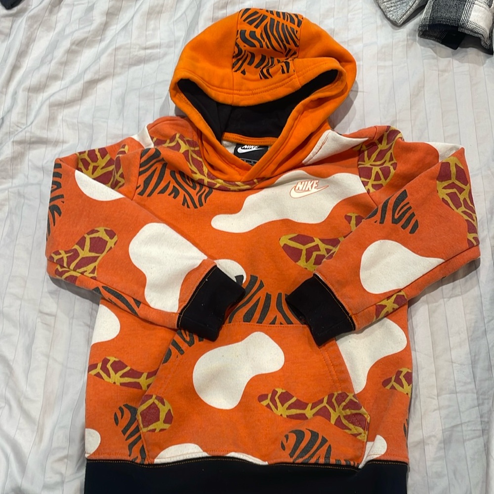Nike kids hoodie animal print size 5-6 worn good condition